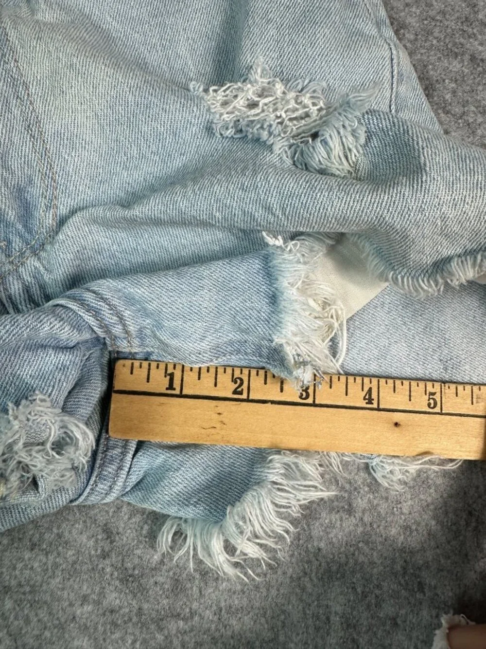 Hollister Ultra High Rise Mom Shorts Size 00 W24 Distressed Light Wash Denim